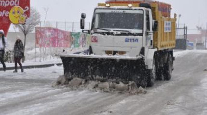 G&ouml;lbaşı Belediyesi Ekipleri Karla M&uuml;cadele I&ccedil;in Seferber Oldu