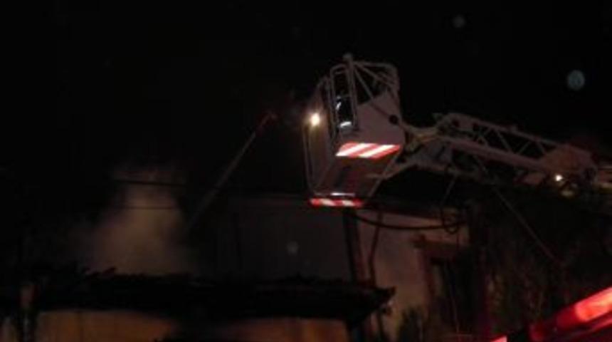 Sobadan &Ccedil;ıkan Kıvılcım Bir Evi K&uuml;l Etti