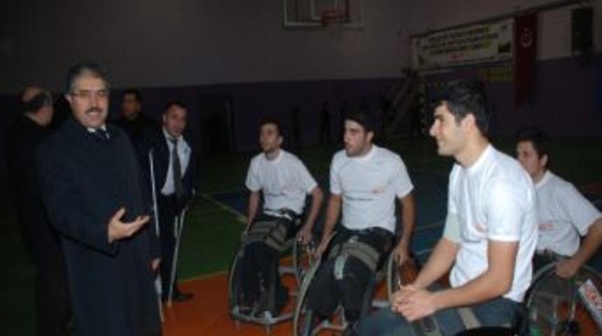 Vali &Ccedil;ınar, Engelli Sporculara Malzeme Dağıttı