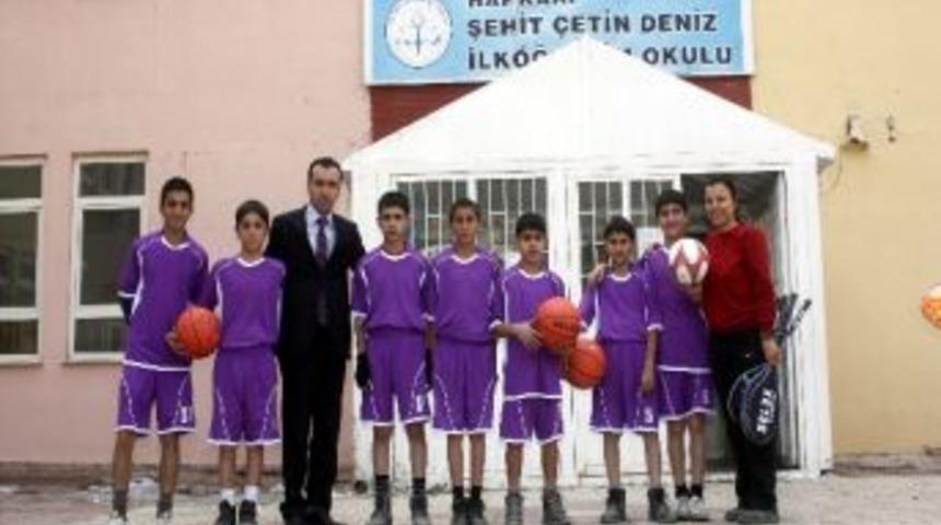 Yazar Yeşiltaş&rsquo;dan Hakkari&rsquo;ye Dost Eli