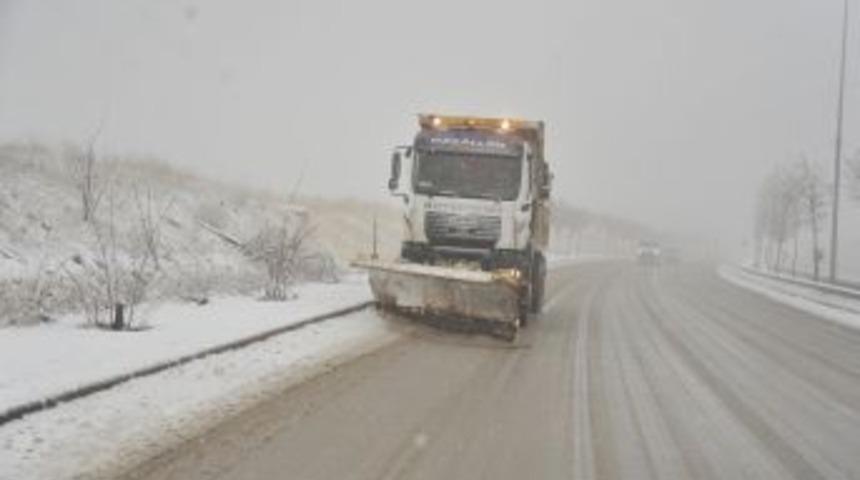 Ankara B&uuml;y&uuml;kşehir Belediyesi'nin Kar Temizleme &Ccedil;alışmaları S&uuml;r&uuml;yor