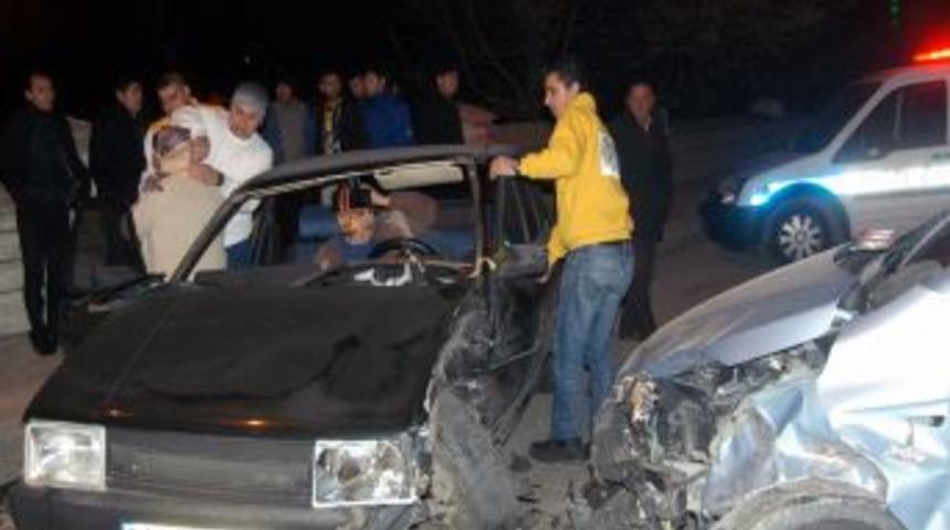 Kaza Yaptı Ka&ccedil;tı: 2 Yaralı