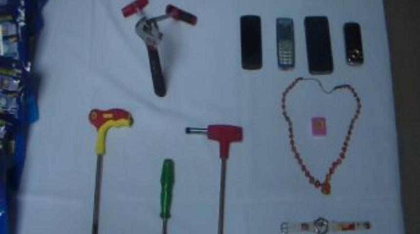 Satıcı Kılığında Evleri Soyan 3 Hırsız Yakalandı