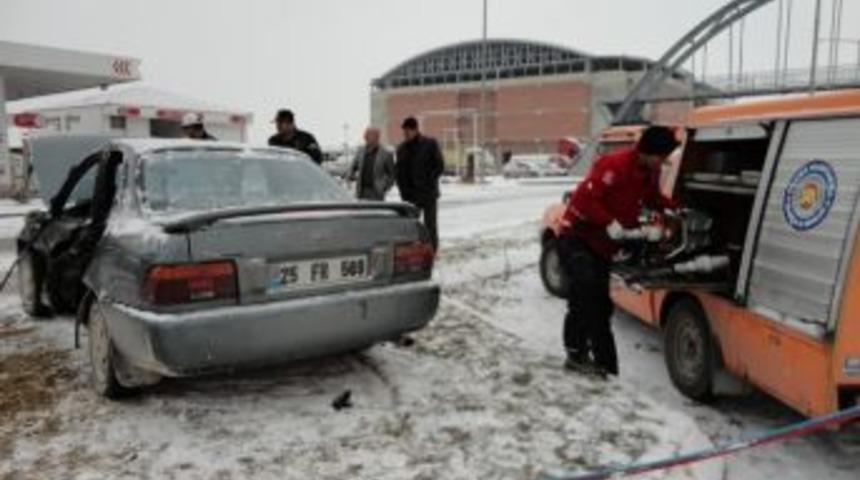 Erzincan&rsquo;da Kar Yağışı Kaza Getirdi
