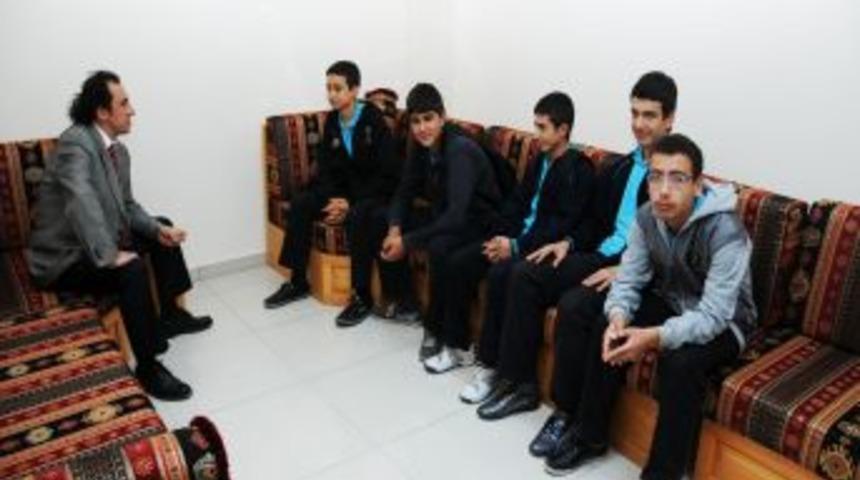 Pursaklar'da Erdemli Gen&ccedil;lik Kul&uuml;b&uuml; Gen&ccedil;lerin Sorununa &Ccedil;&ouml;z&uuml;m &Uuml;retecek