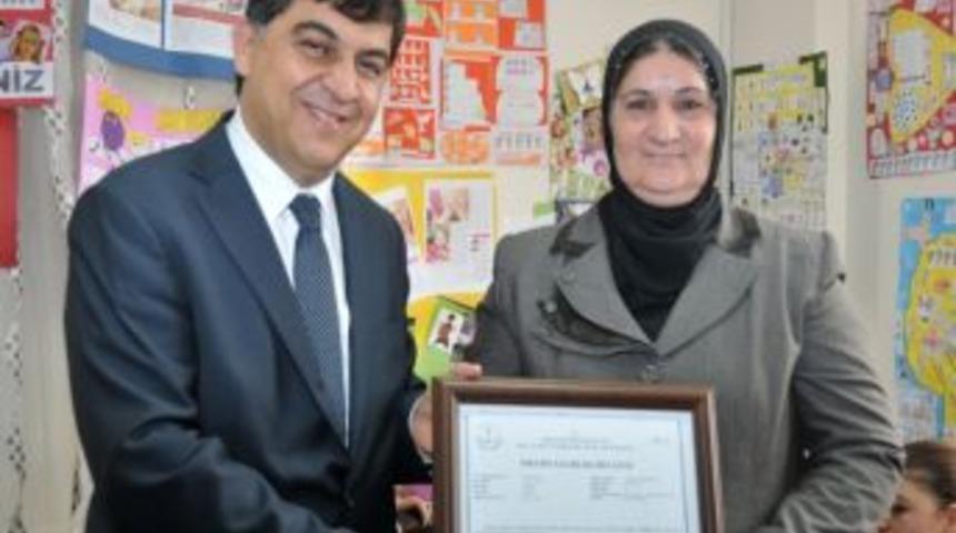 Şehitkamil Belediyesi Yaşlı Kadınlara Okuma-yazma &Ouml;ğretiyor