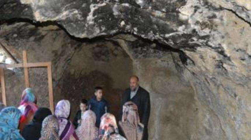 40 Keşişin Müslüman Olduğu Mağara Ziyaretçi Akınına Uğruyor