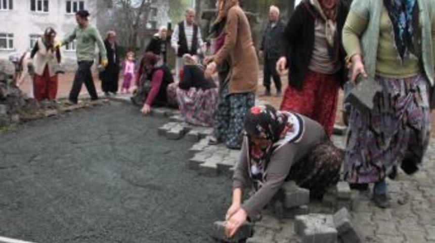 Parke Taşını, Kadın-erkek Birlikte D&ouml;ş&uuml;yorlar