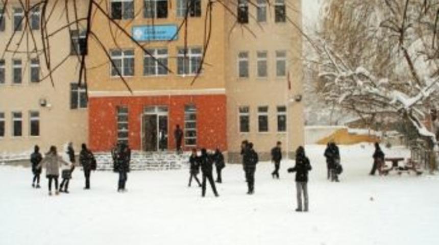 &Ouml;ğrencilerin Kar Sevinci