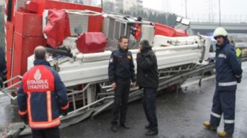 Tem Otoyolu&rsquo;nda İtfaiye Aracı Devrildi