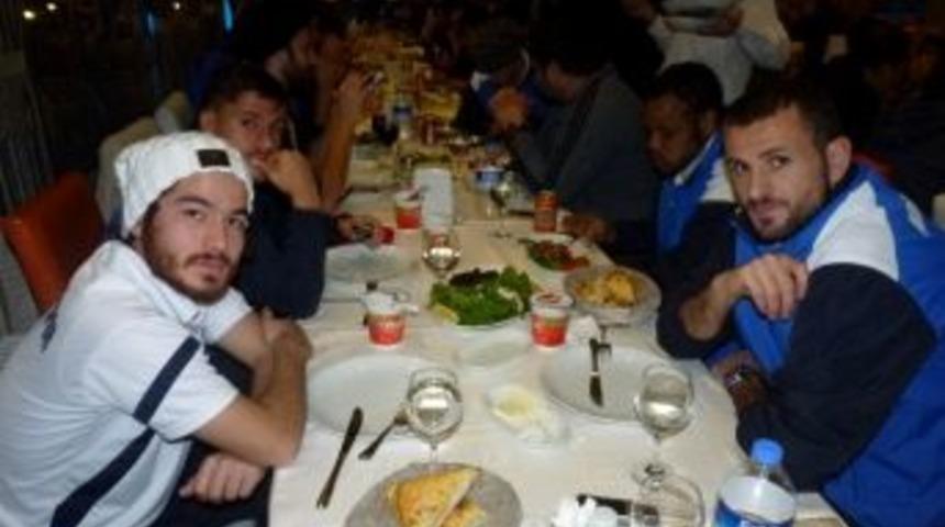 Adanalılar Derneği&rsquo;nden Adana Demirspor&rsquo;a 'galibiyet' Yemeği