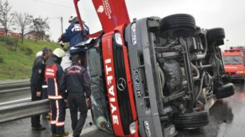 İtfaiye Aracı Islak Zeminde Devrildi: 2 Yaralı