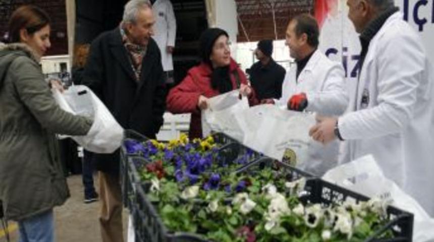 Yenimahalle Belediyesi Vatandaşa &Ccedil;i&ccedil;ek Dağıttı