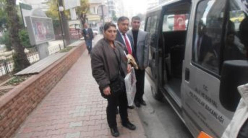 Sokakta Kalan Anne-kıza Devlet Sahip &Ccedil;ıktı