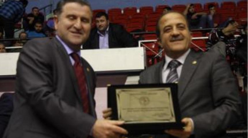 G&uuml;reş Federasyonu'dan Alpay'a plaket