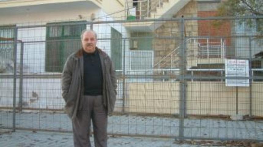 Evi Yıkılınca Denizde Kalan Arsasını Demirlerle &Ccedil;evirdi