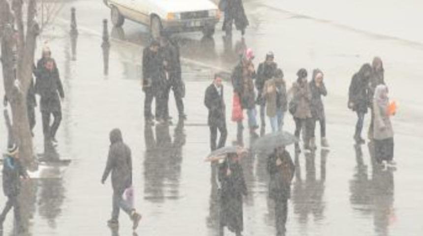 Sivas&rsquo;ta Kar Yağışı Etkili Oldu