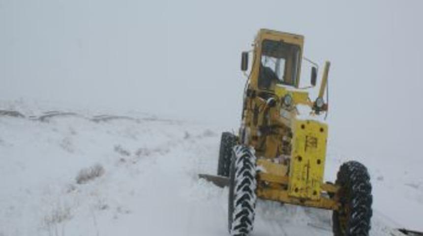 Iğdır'da Kar Nedeniyle 20 K&ouml;y&uuml;n Yolu Kapandı