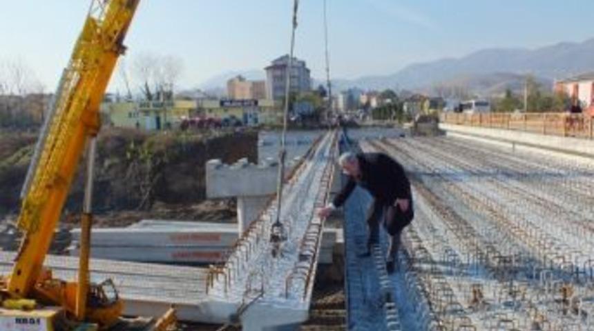 Başkan G&uuml;lşen Yeni Yapılan K&ouml;pr&uuml;y&uuml; İnceledi