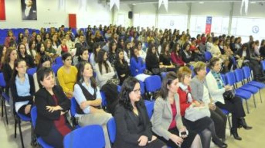 Hemşirelerin Sorunları İz&uuml;'de Panelde Konuşuldu