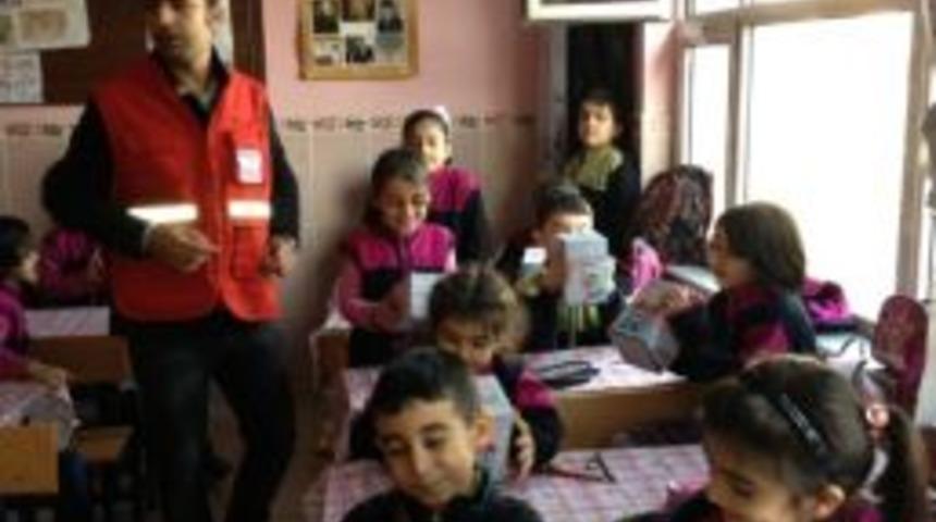 Kızılay &Ouml;ğrencilere Kumbara Dağıttı