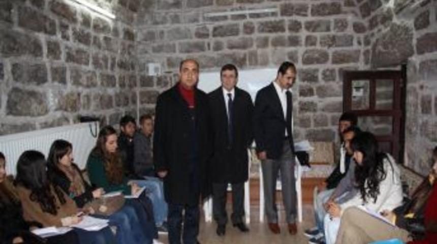 Zinciriye Medresesi'nde Osmanlı T&uuml;rk&ccedil;esi Kursu Veriliyor