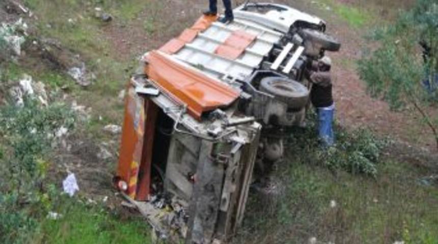 &Ccedil;&ouml;p Kamyonları &Ccedil;arpıştı: 5 Yaralı