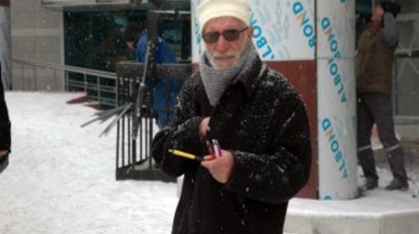 65 Yaşında Soğuk Havaya Aldırış Etmeden &Ccedil;alışıyor