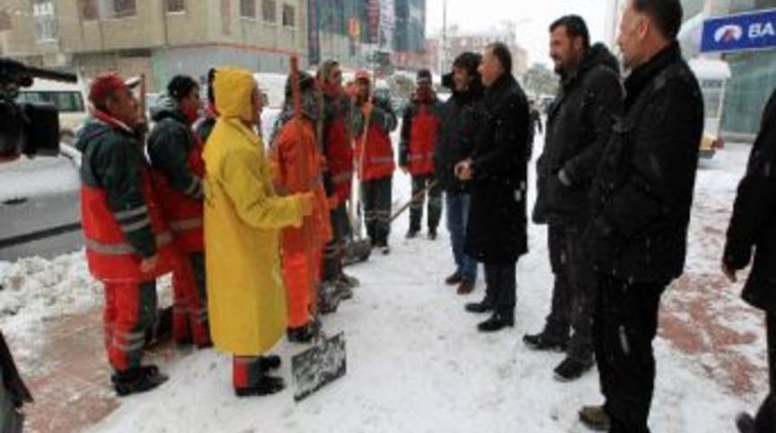 Van Belediyesi 250 Kişilik Ekiple Kar &Ccedil;alışmalarını Y&uuml;r&uuml;t&uuml;yor