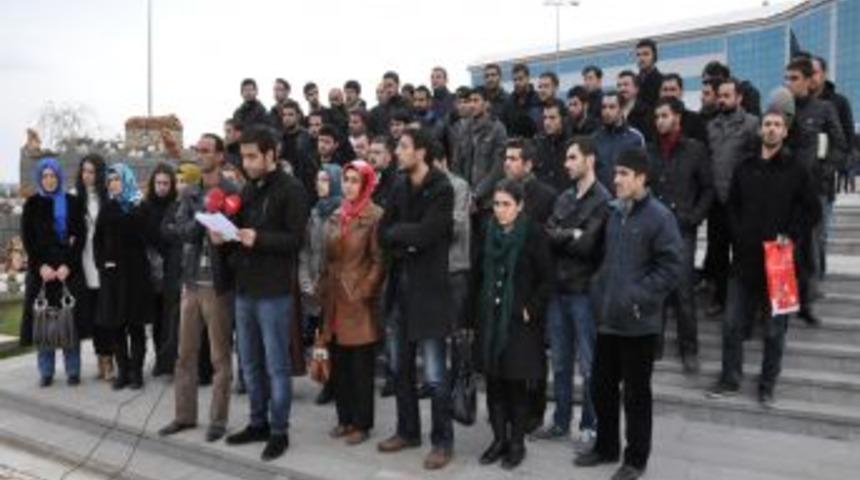 Yaşayan Diller Enstit&uuml;s&uuml; &Ouml;ğrencilerinden, Bakan Din&ccedil;er'e Tepki