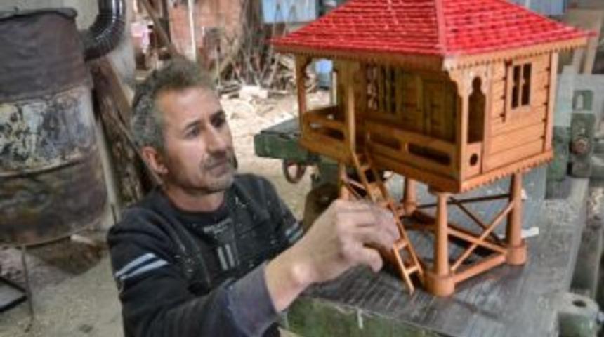 Yıllarca Ger&ccedil;eğini Yaptığı Evlerin, Şimdi Maketini Yapıyor