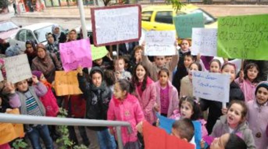 Amasya&rsquo;da &Ouml;ğrencilerden &lsquo;&ouml;ğretmenimizi Geri Ver&rsquo; Eylemi