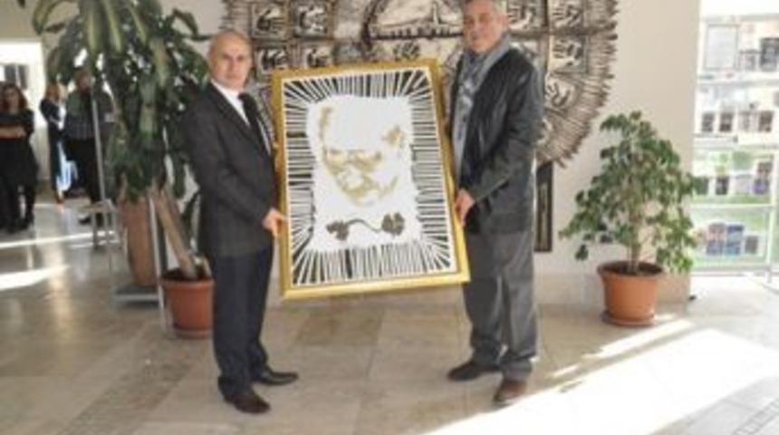 Akg&uuml;n&rsquo;e Atat&uuml;rk resmi hediyesi