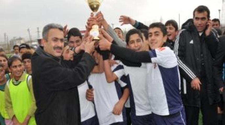 Yıldızlar Futbol Erkek-bayan M&uuml;sabakaları Sona Erdi