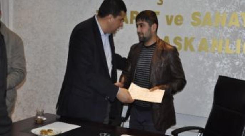 Şırnak Tso Ve Halk Eğitim Merkezi M&uuml;d&uuml;rl&uuml;ğ&uuml; 57 Kişiye İş Makinesi Sertifikası Verdi