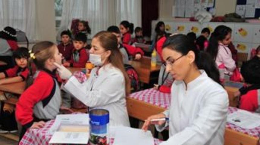 Miniklerin diş taramaları s&uuml;r&uuml;yor