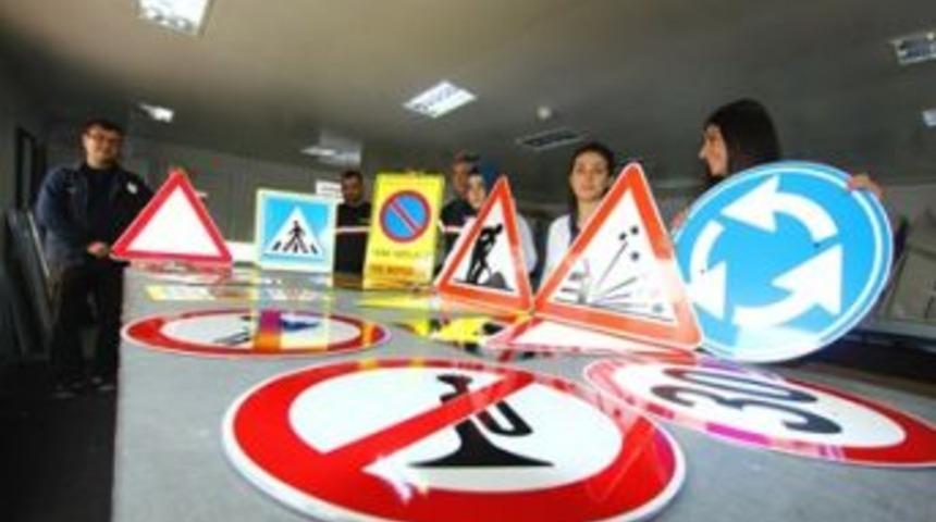 Trafik levhaları B&uuml;y&uuml;kşehir&rsquo;den