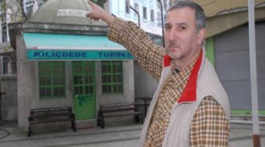 Hırsız, T&uuml;rbenin Alemini &Ccedil;aldı