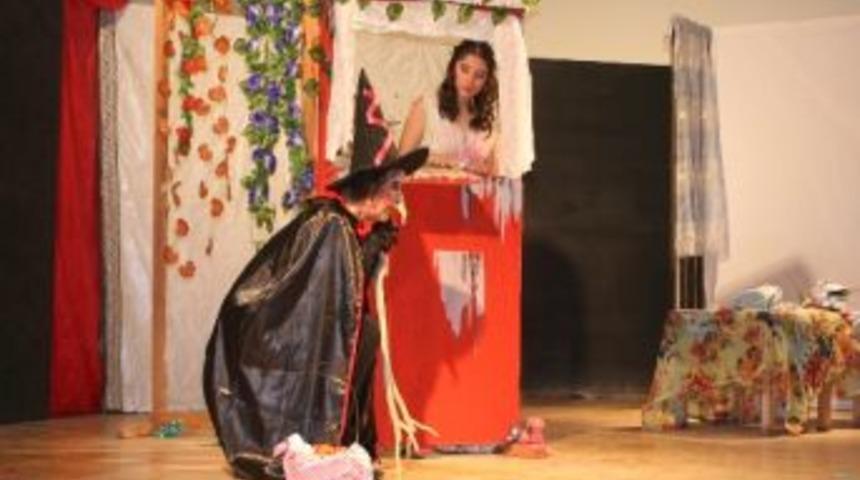 Turgutreis'teki Tiyatro G&ouml;sterisi B&uuml;y&uuml;k İlği G&ouml;rd&uuml;