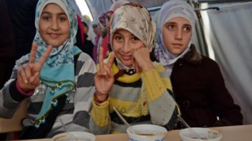 Şahinbey Belediyesi &Ccedil;adır Kentte Bulunan 7 Bin Suriyeli'ye Aşure Dağıttı