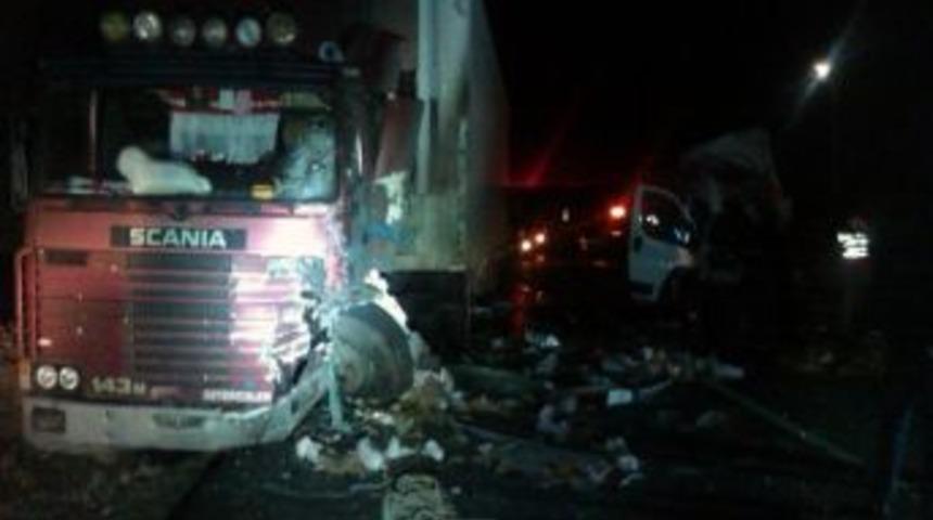 G&uuml;m&uuml;şhane&rsquo;de Minib&uuml;sle Tır &Ccedil;arpıştı: 1 &Ouml;l&uuml;