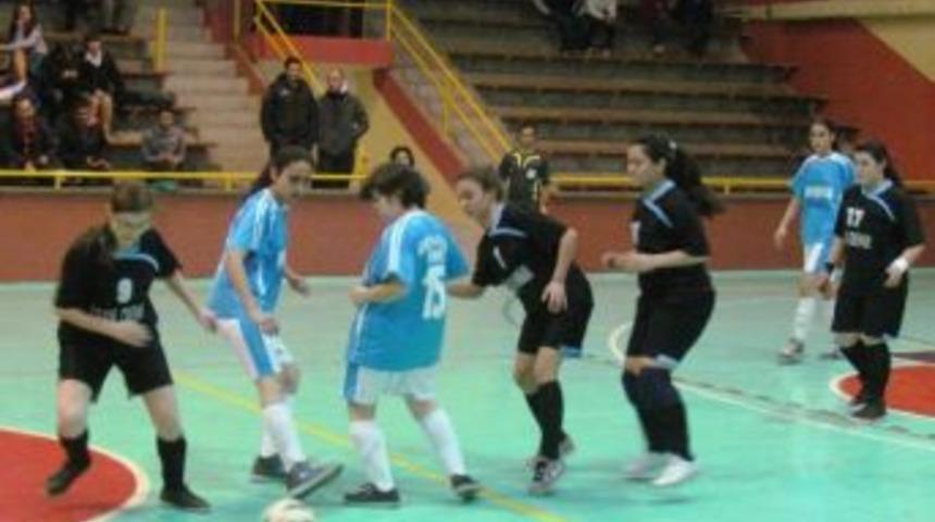 Kız &Ouml;ğrencilerin Renkli Futsal M&uuml;cadelesi