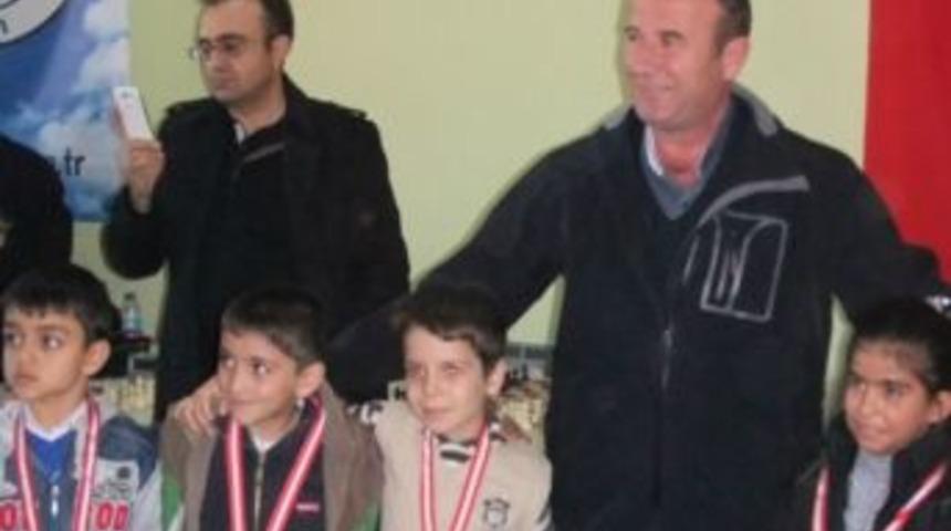 Satran&ccedil; Yarışmasına Yoğun İlgi