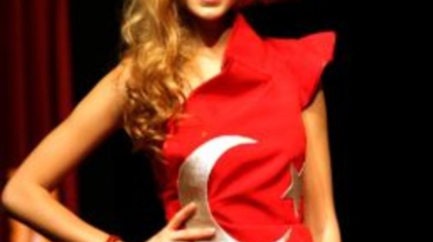 Uşak&rsquo;ta Osmanlı D&ouml;nemi Kadın Kıyafetleri Defilesi İlgiyle İzlendi