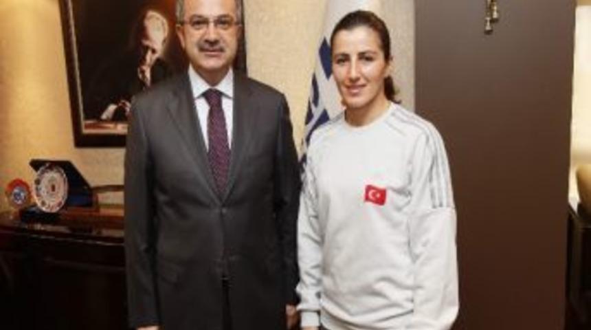 Boks Şampiyonu Başkan K&ouml;şker'i Ziyaret Etti