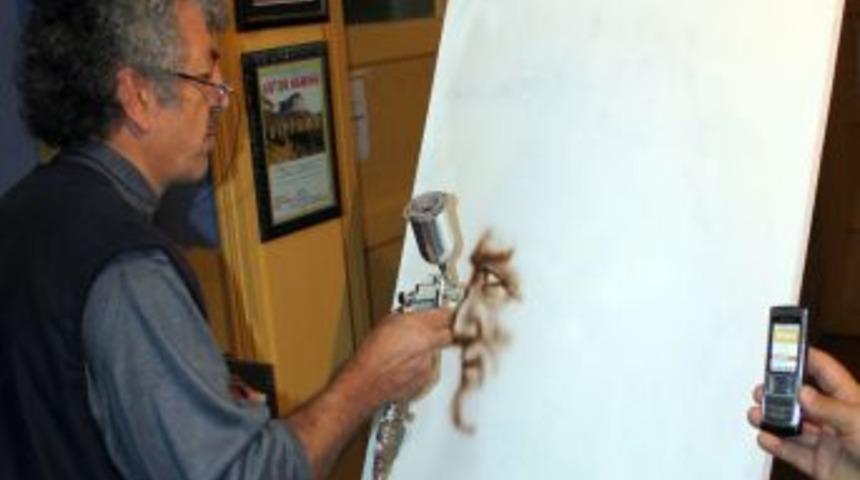 Emekli Resim &Ouml;ğretmeni 3,5 Dakikada Atat&uuml;rk Portresi &Ccedil;iziyor