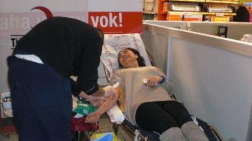 Kızılay Sakarya Kan Merkezi Avm&rsquo;de Kan Bağışı Kampanyası D&uuml;zenledi