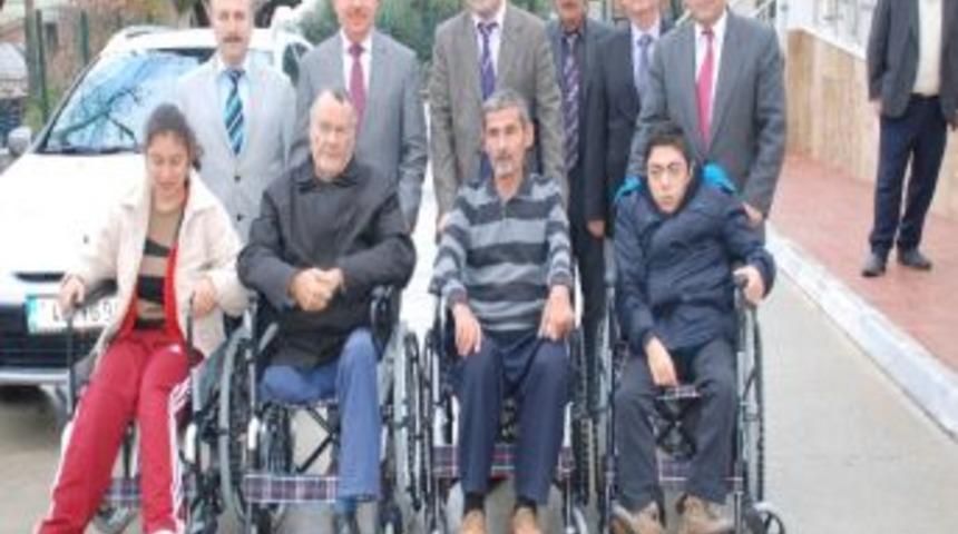 Mavi Kapaklar Tekerlekli Sandalye Oldu