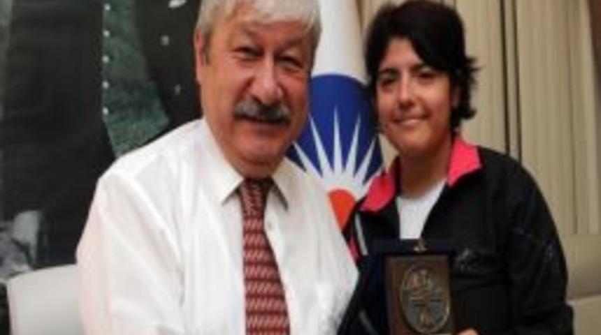 Başkan Akaydın İşitme Engelli Sporcuları Kutladı