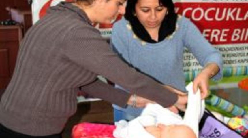Erzincan'da Ev Hanımlarına &Ccedil;ocuk Bakım Kursu Veriliyor